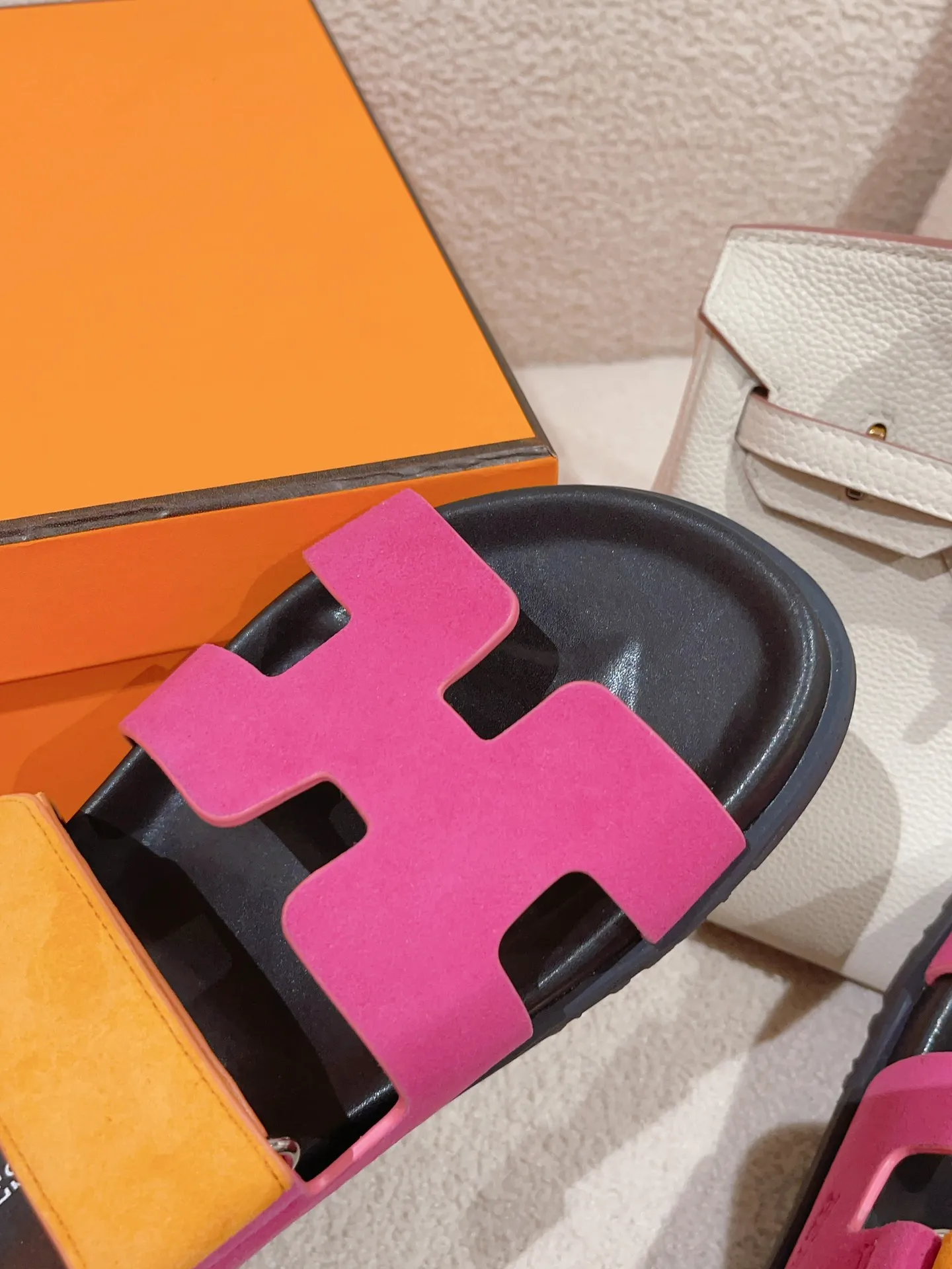 💕💕Factory direct selling price p480💕💕 𝐇𝐞𝐫𝐦𝐞𝐬 Hermès second uncle slippers, must be crazy to call🙆 The classic + 2025 new color matching is also so beautiful. The contrasting splicing of different colors and materials can easily create a fashionable look Size: 35-45